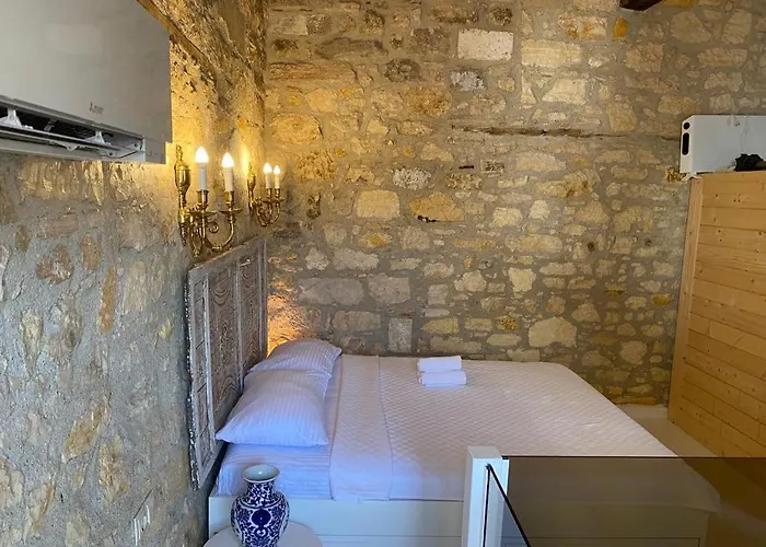 Oezel Tasarimli Tarihi Tas Ev * Çeşme